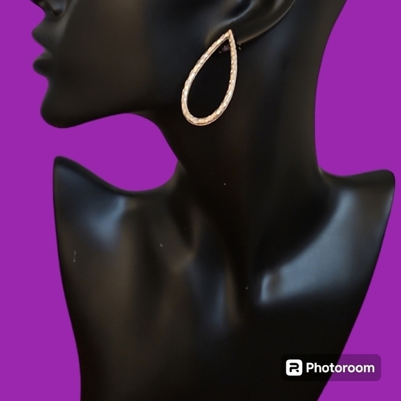 3/$20 Silvertone Cutout Hammered Teardrop Post Earrings - Picture 1 of 3